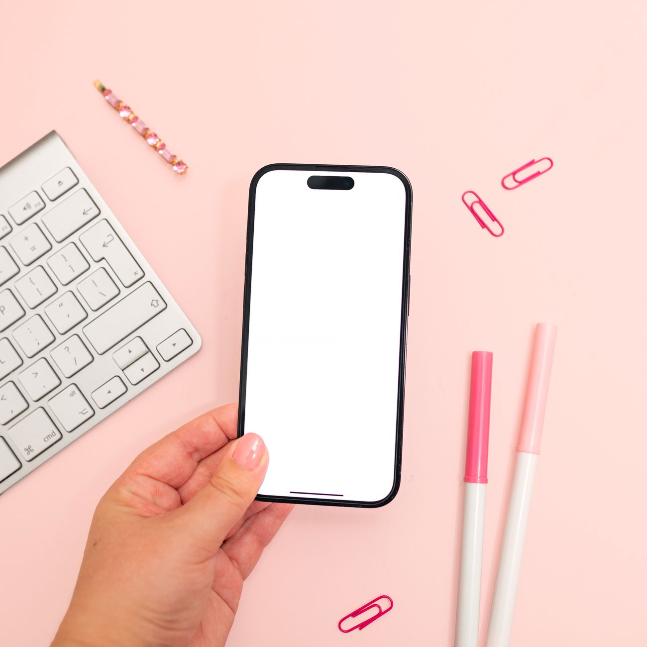 家族が一緒にスマートフォンで買い物リストを確認している様子